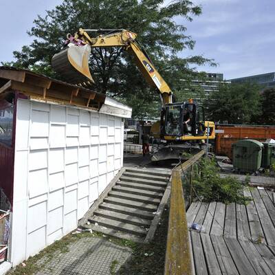 Abriss-Trupp an der Copa Cagrana