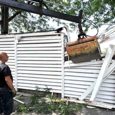 Abriss-Trupp an der Copa Cagrana