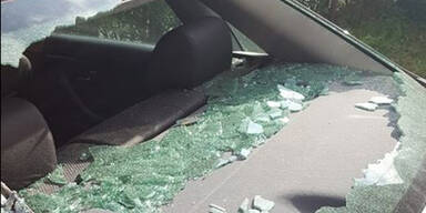 Flüchtlinge schlagen auf Autos ein