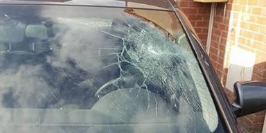 Flüchtlinge schlagen auf Autos ein