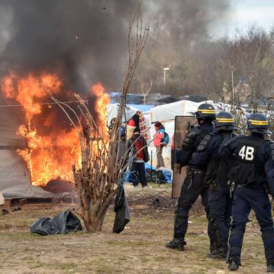 Calais: Krawalle im Dschungel