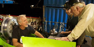 Cameron taucht zum tiefsten Punkt der Erde