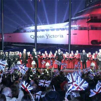 Camilla scheitert bei Schiffstaufe