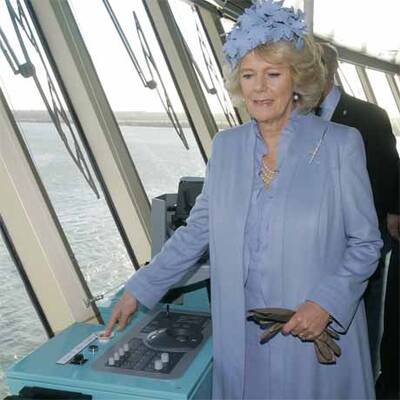 Camilla scheitert bei Schiffstaufe