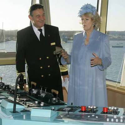 Camilla scheitert bei Schiffstaufe