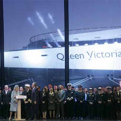 Camilla scheitert bei Schiffstaufe