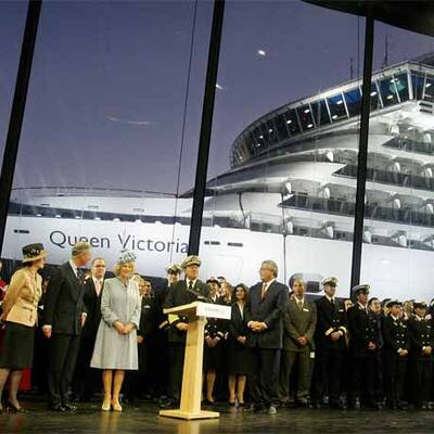 Camilla scheitert bei Schiffstaufe