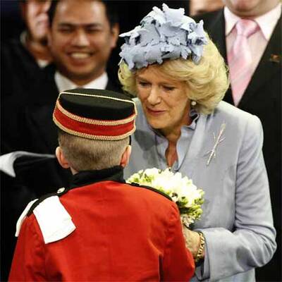 Camilla scheitert bei Schiffstaufe