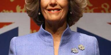 Camilla als Wachsfigur fest im Blick Dianas