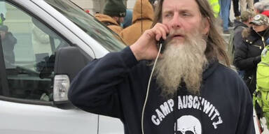 Randalierer mit "Camp-Auschwitz"-Sweatshirt festgenommen