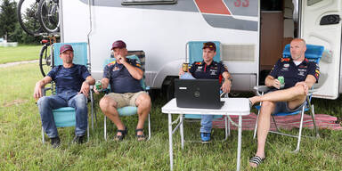 Camper sehen Spielberg-GP am Laptop