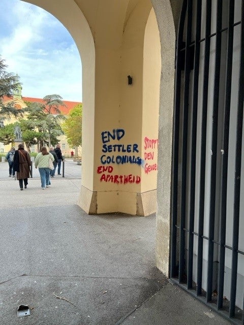 Wände im Alten AKH beschmiert