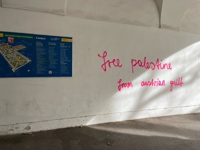 Wände im Alten AKH beschmiert