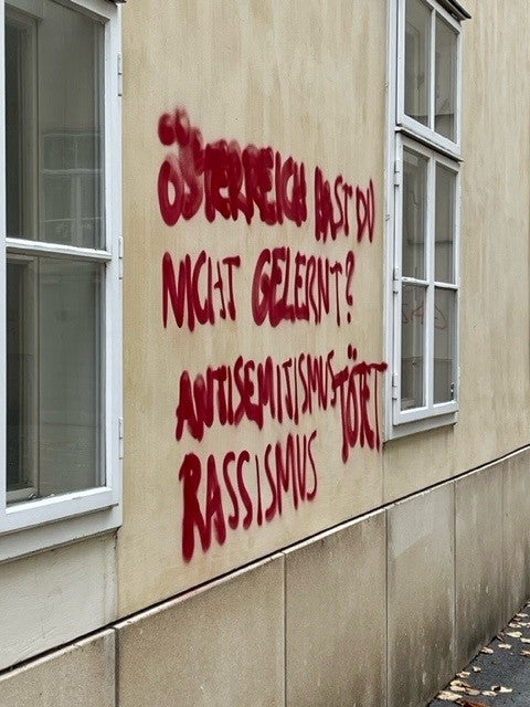 Wände im Alten AKH beschmiert