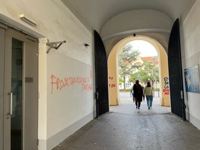 Wände im Alten AKH beschmiert