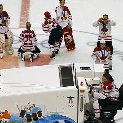 Kanadas Eishockey-Girls feiern Gold