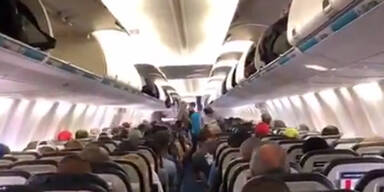 Kanadier zeigen, wie man einen Flieger richtig verl&auml;sst