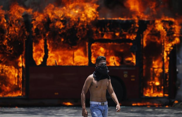 Gepanzertes Militärfahrzeug rast in Menschenmenge