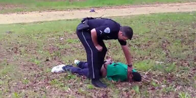 Polizist tötet Schwarzen mit 8 Schüssen 