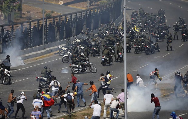 Gepanzertes Militärfahrzeug rast in Menschenmenge