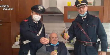 An Weihnachten allein: 94-Jähriger rief Polizei zum Anstoßen