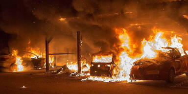 Brand zerstörte Autos unter Carport