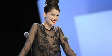 Laetitia Casta mit offenherzigem Outfit