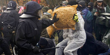 Castor-Gegner prügeln sich mit Polizei