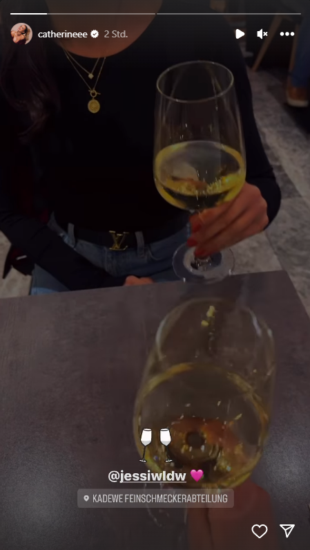 Cathy Lugner beim Weintrinken