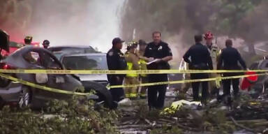 Flugzeug kracht in Wohngebiet – Feuerhölle in San Diego