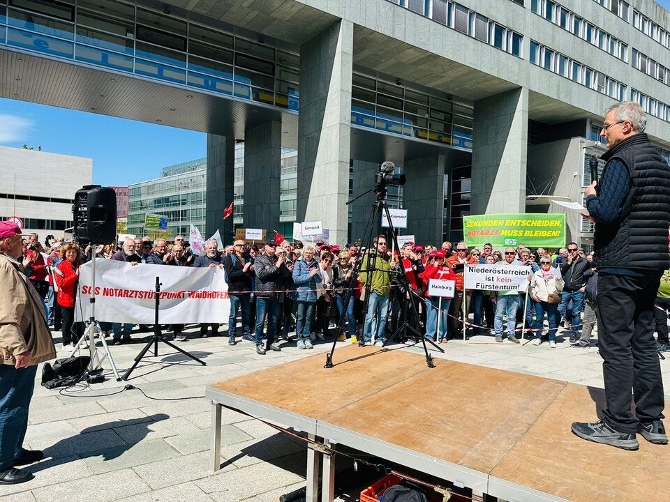 WUT vor dem Landhaus: Bürger begehren Änderung des Gesundheitsplans2040+