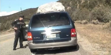 Video: Polizist schießt auf Auto voller Kinder