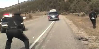 Video: Polizist schießt auf Auto voller Kinder
