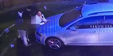 Pärchen hat Sex auf Auto, als plötzlich ein Dritter mitmachen will