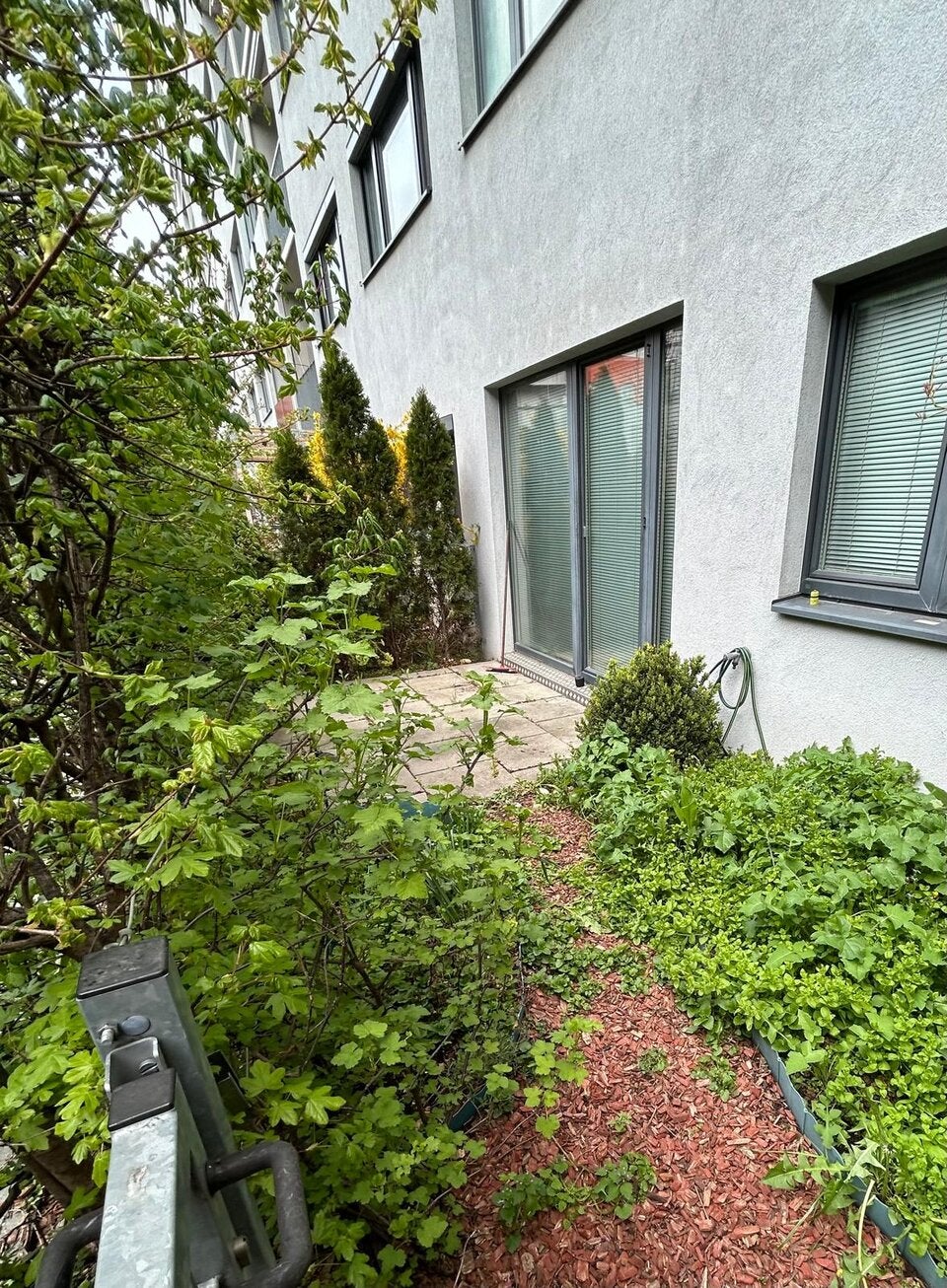 Kind stürzt aus Fenster