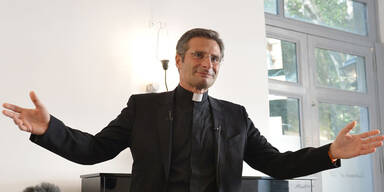 Schwuler Priester attackiert Vatikan