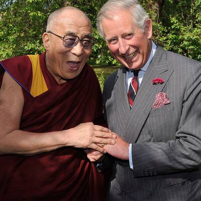 Prinz Charles & Camilla: Charles und der Dalai Lama halten Händchen