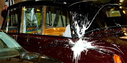 Studentenproteste in London - Charles und Camilla