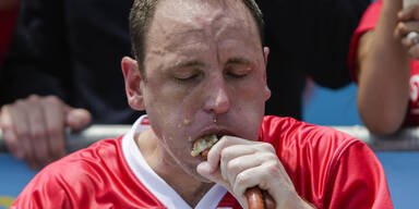 Amerikaner isst 75 Hotdogs in zehn Minuten