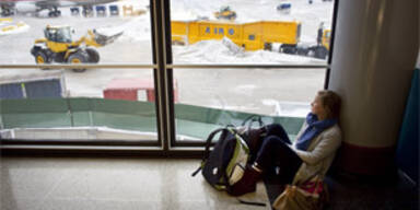 Tausende Fluggäste stranden wegen Schneesturms
