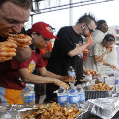45 Kilo-Frau isst 183 Chicken Wings