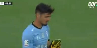 So cool reagiert Goalie auf Handy-Wurf