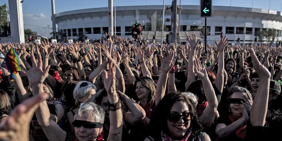 'Vergewaltiger bist du': Nackt-Protest geht viral