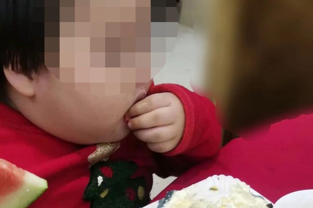 Eltern mästen ihr Kind für Instagram fast zu Tode