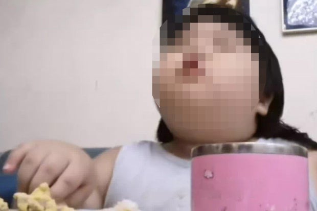 Eltern mästen ihr Kind für Instagram fast zu Tode