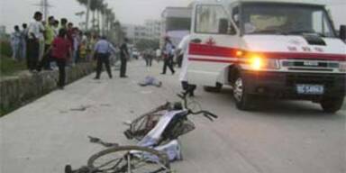 Chinese raste in Schülermenge