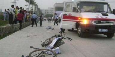 Chinese raste in Schülermenge