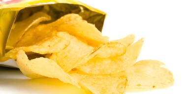 Weil er alle Chips aufaß: Frau sticht Freund nieder