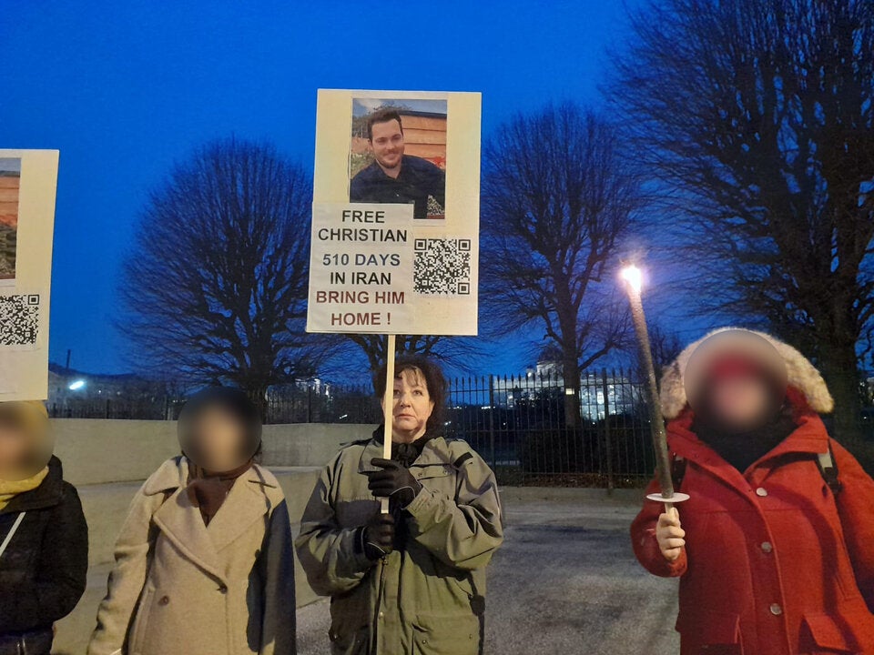 Mutter demonstriert für Christian (27)