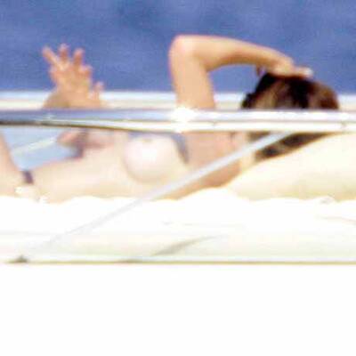 Cindy Crawford sonnt sich oben ohne